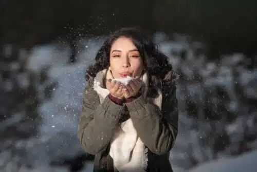 Les astuces simples pour maintenir des cheveux en bonne santé tout l’hiver