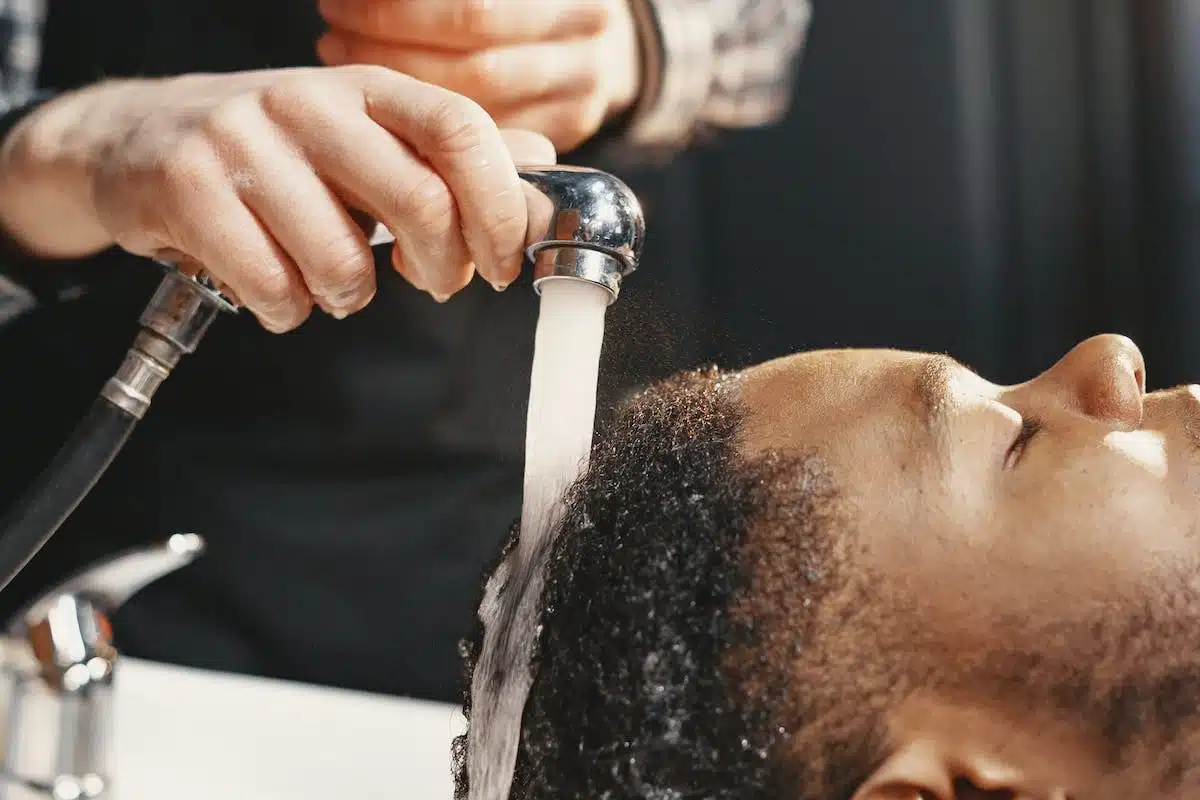Comment éviter les nœuds lors du lavage de cheveux longs