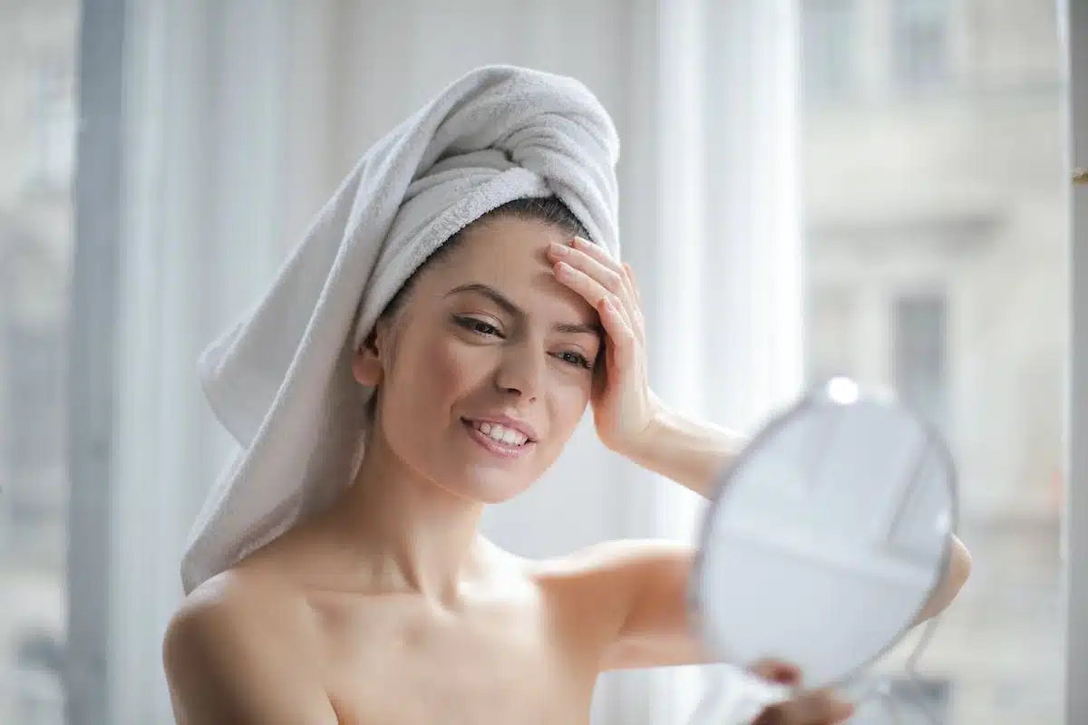 Prendre soin de sa peau avec les meilleurs soins anti-âge : crèmes hydratantes, sérums et masques