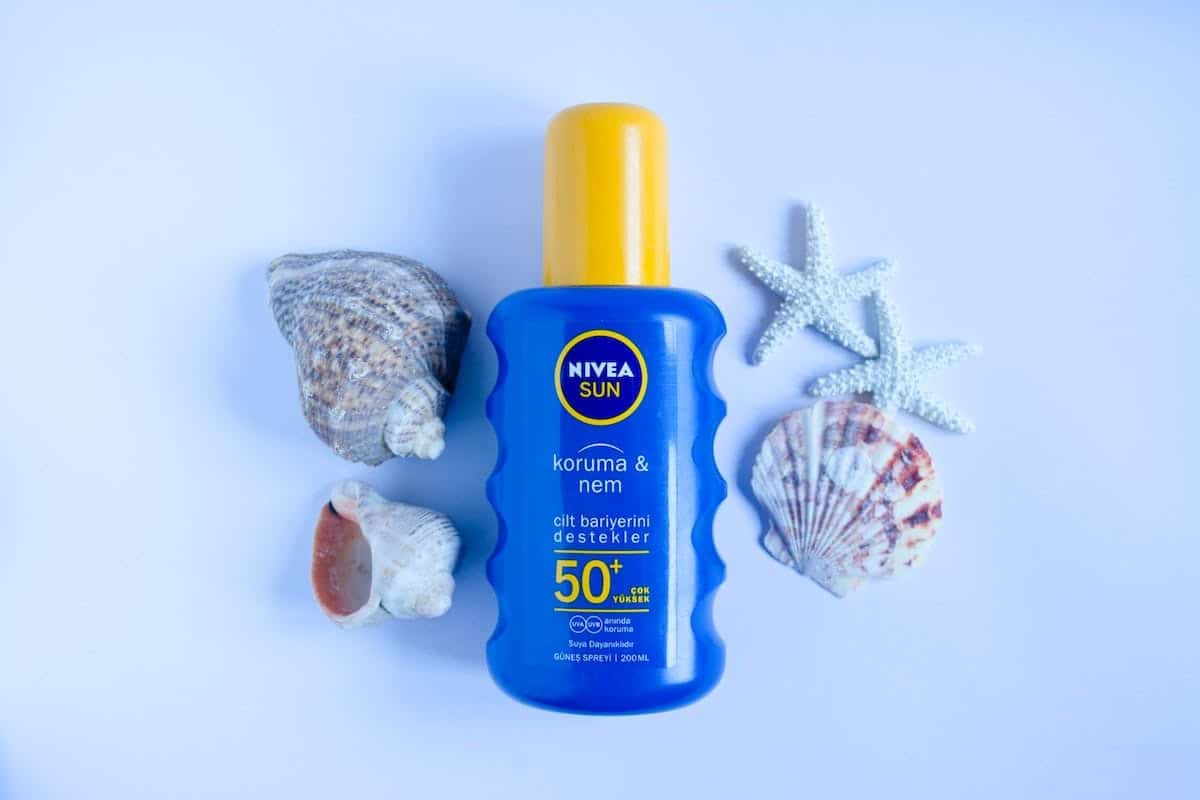 Crèmes solaires pour peaux sensibles : Éviter coups de soleil et réactions allergiques grâce aux meilleurs produits