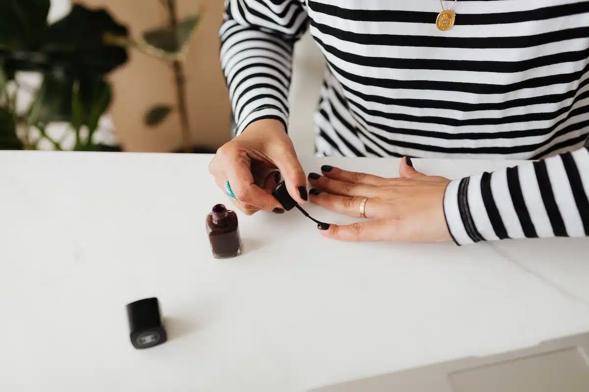 Révélez les astuces pour une manucure impeccable chez vous