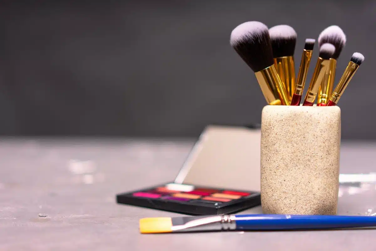 Les indispensables accessoires beauté pour compléter sa trousse de maquillage