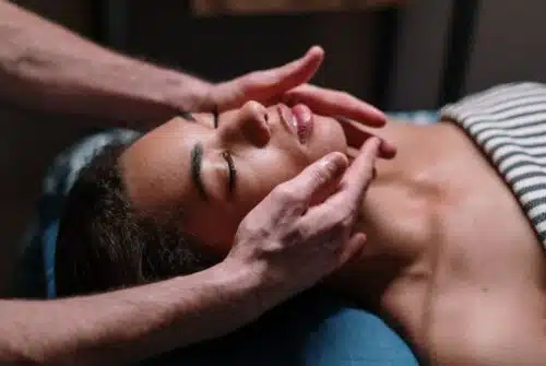 Les meilleures techniques de massage pour tonifier votre peau