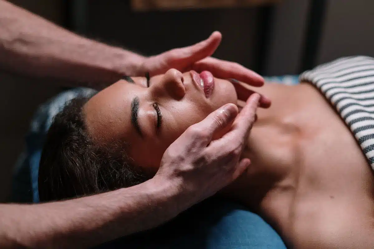 Les meilleures techniques de massage pour tonifier votre peau