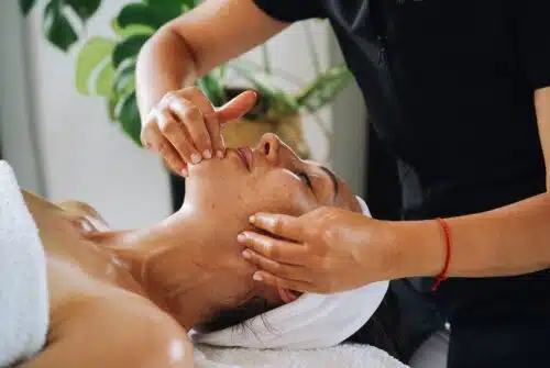 Le massage du visage : un secret pour une peau resplendissante
