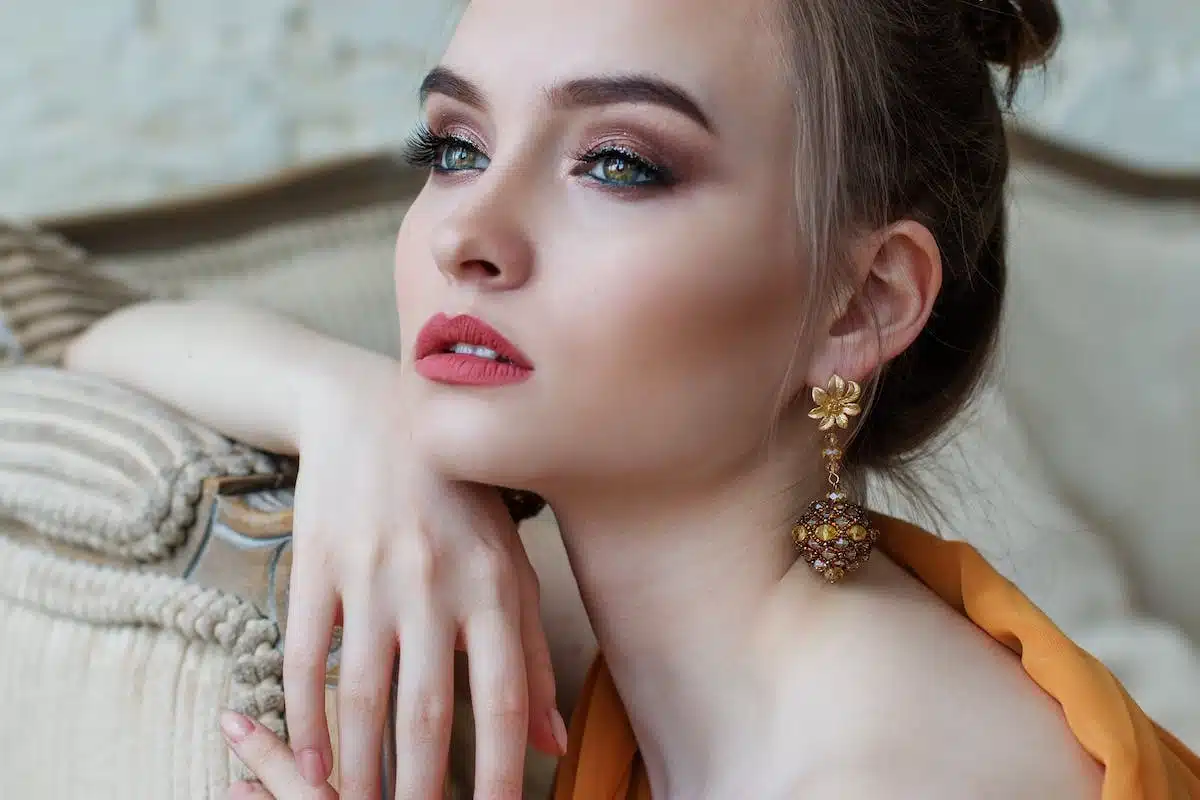 Obtenez un maquillage naturel et frais grâce à ces astuces professionnelles