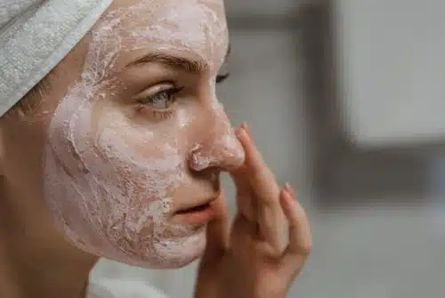Les étapes essentielles pour une routine de soins du visage efficace