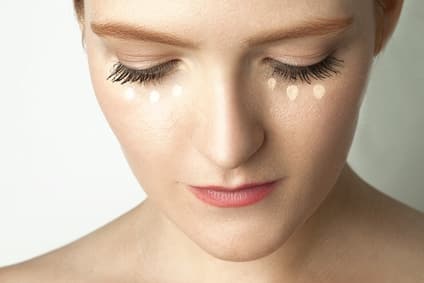 Comment se passe une épilation des sourcils en institut ?
