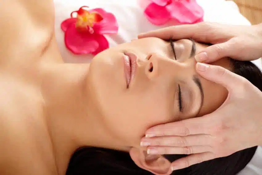 Découvrez les bienfaits insoupçonnés des massages faciaux pour une peau resplendissante