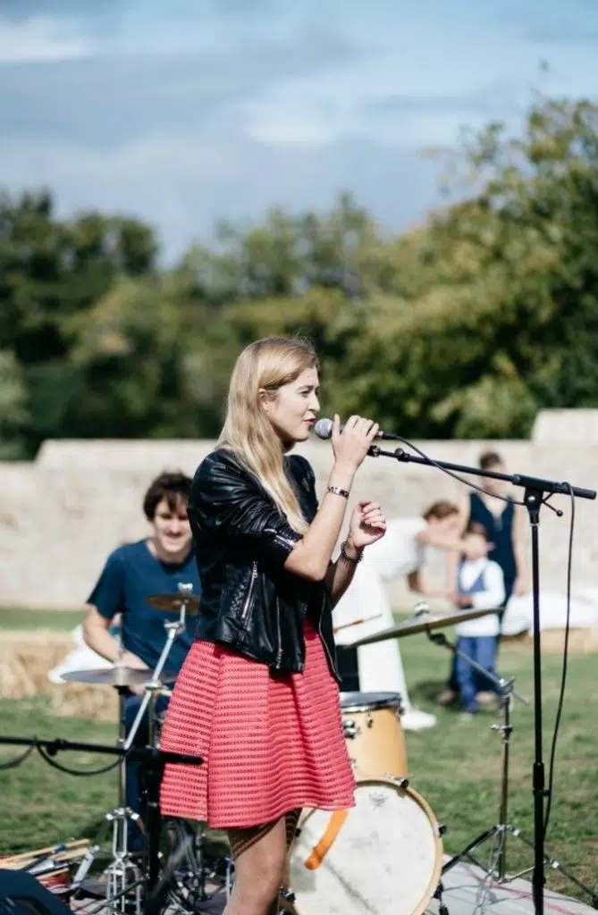 Une chanteuse et un batteur