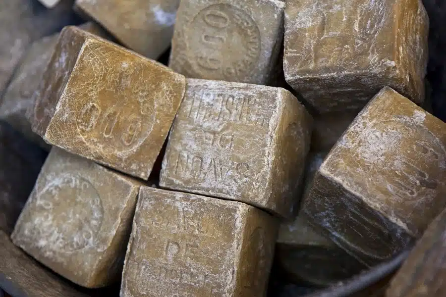 Comment enlever les odeurs de vos chaussures de sécurité simplement avec du savon de Marseille