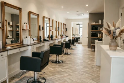Intérieur d'un salon de coiffure moderne dans la Loire avec miroirs, fauteuils et produits professionnels