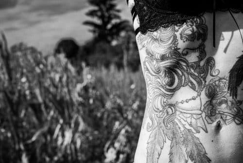 Les tatouages de ventre : pourquoi les femmes les aiment tant ?